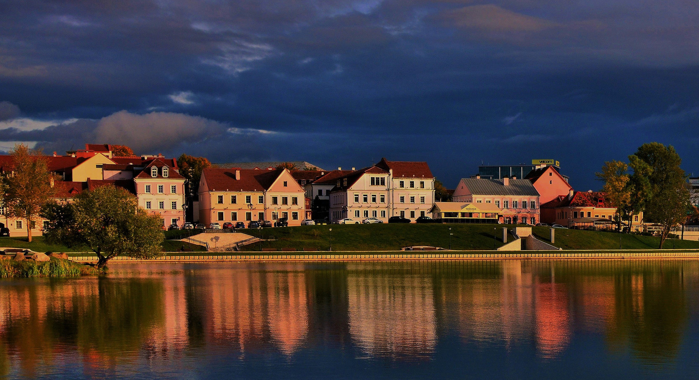 "Весь город вечер высинил ..."