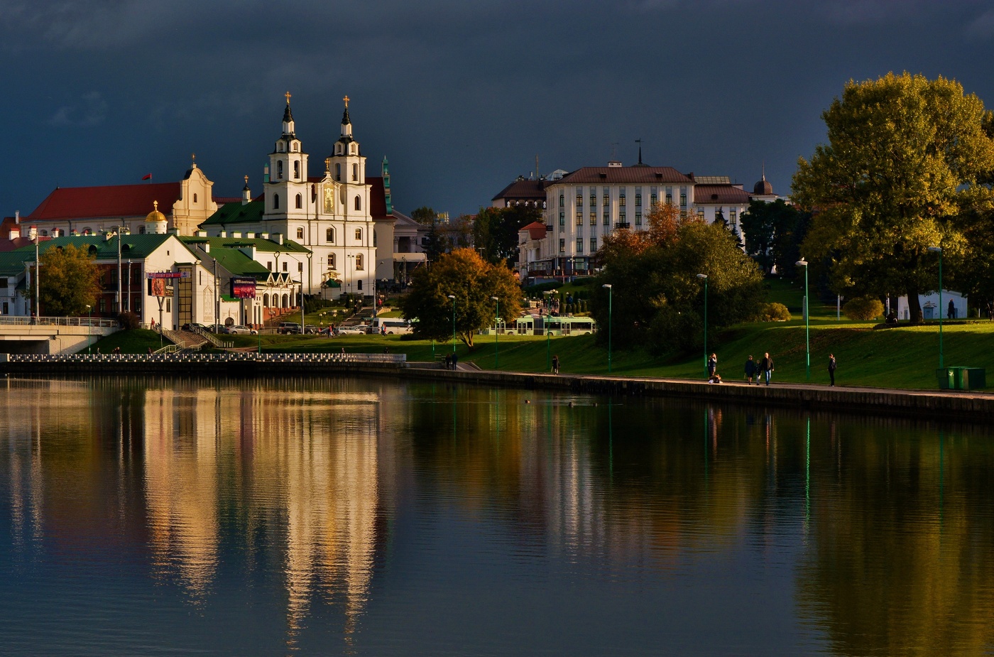 В вечерних лучах солнца ...
