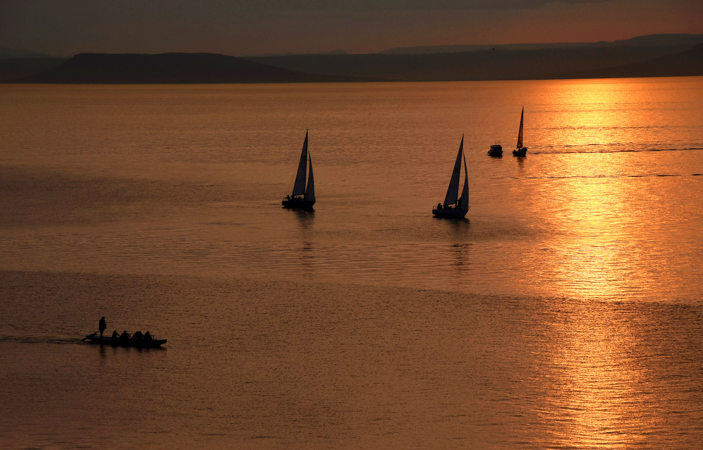 Струится алое свеченье....