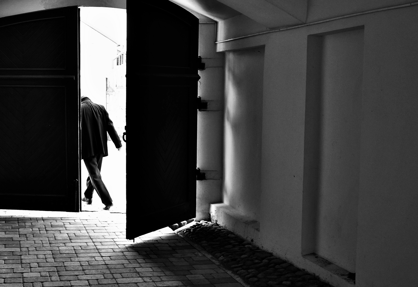 "Прости, что я вошел в незапертую дверь ..."