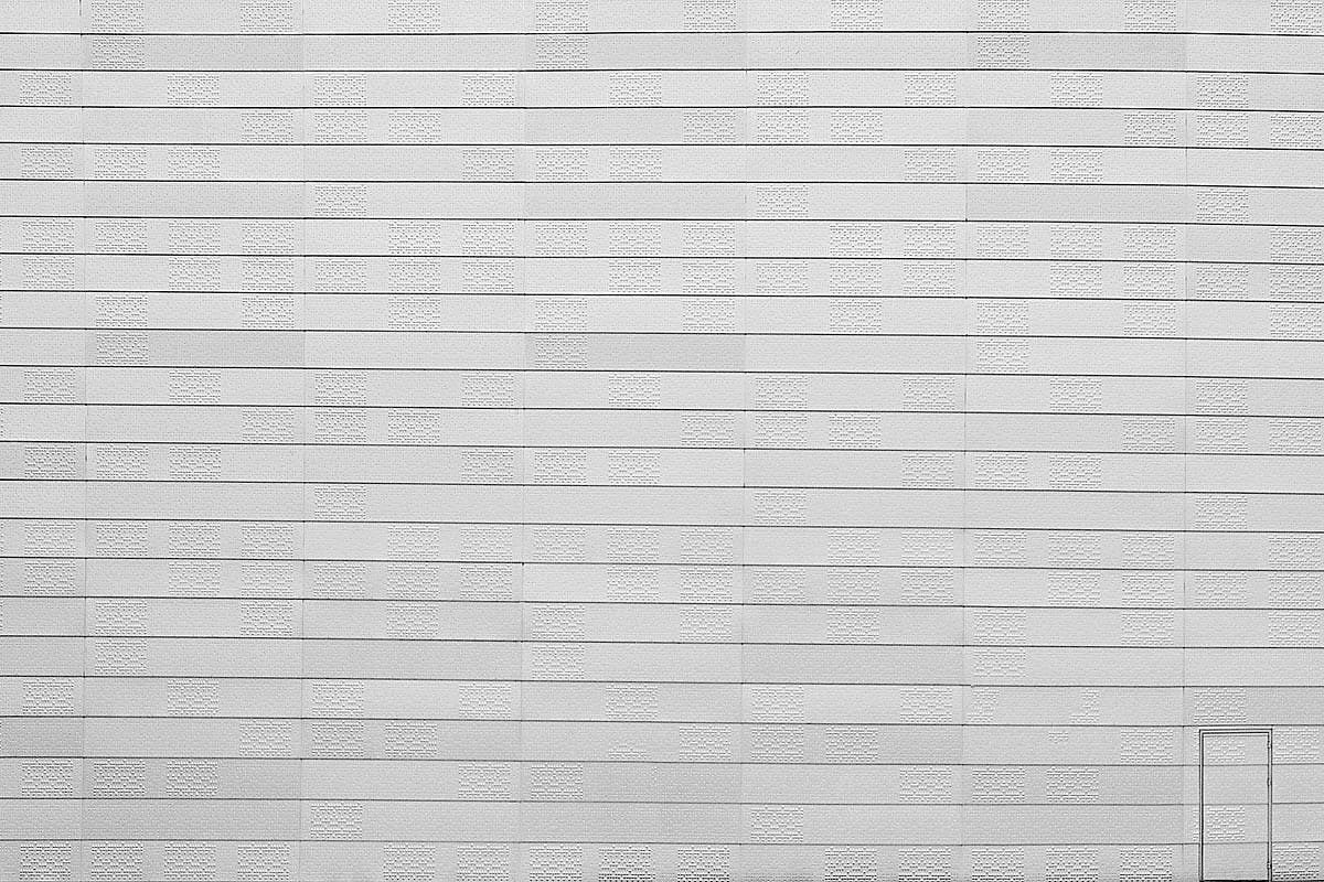 Маленькая дверь в стене