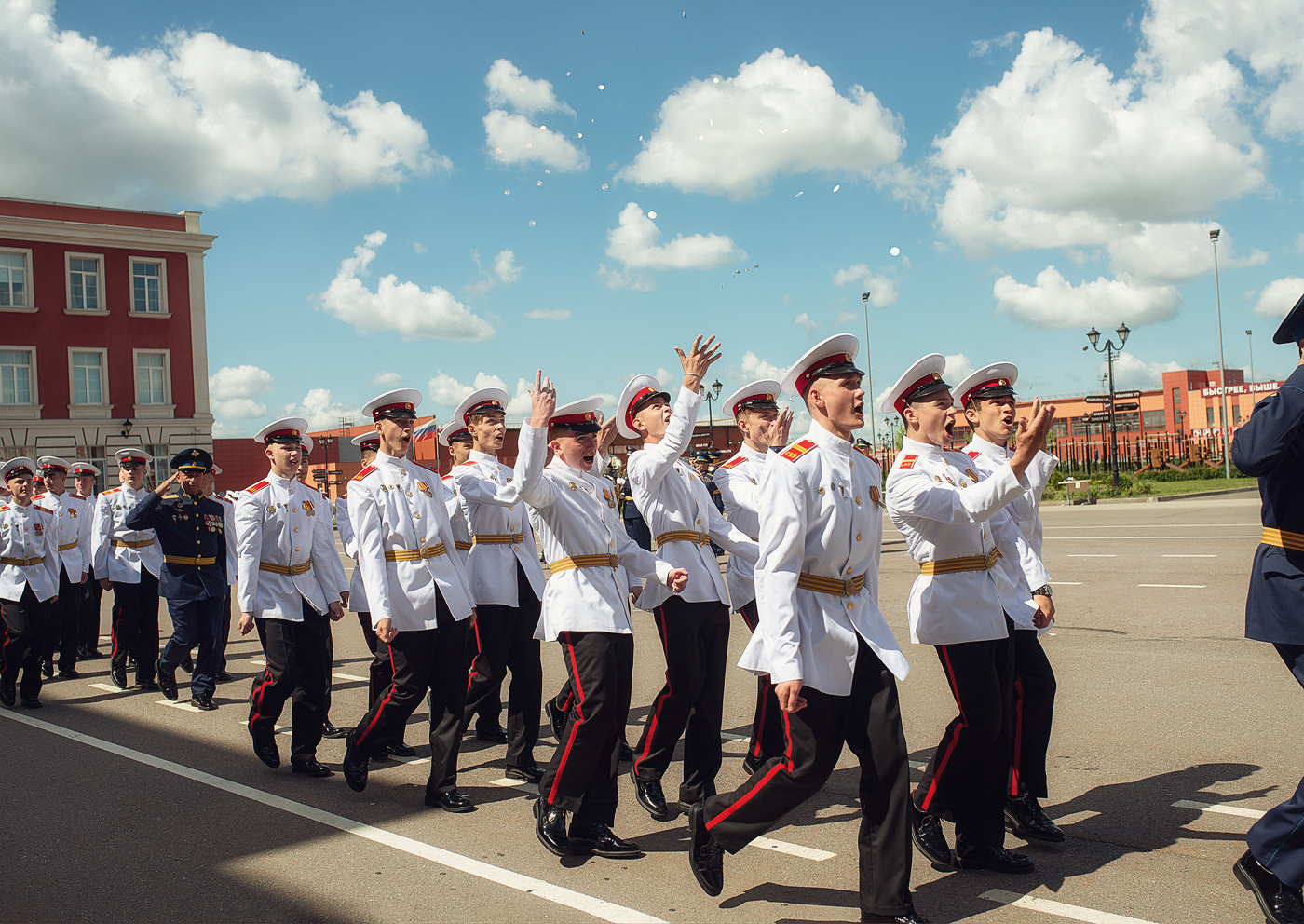 Денежный дождь символизирует блестящую будущую карьеру молодых офицеров..