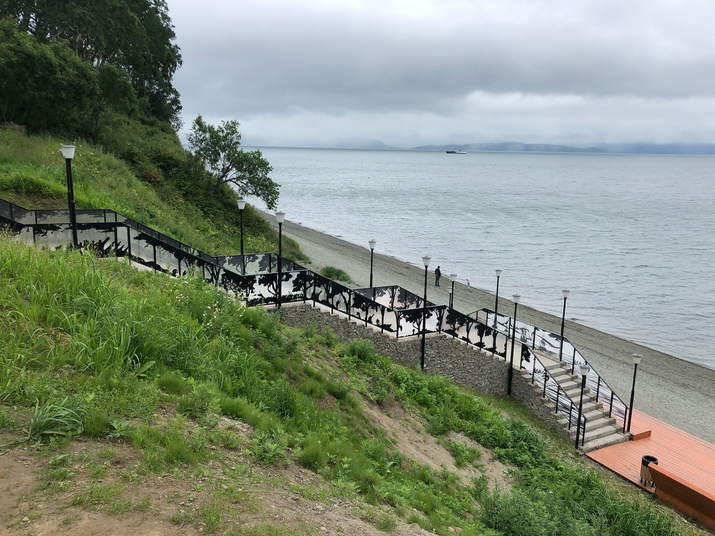 На набережной Петропавловска-Камчатского