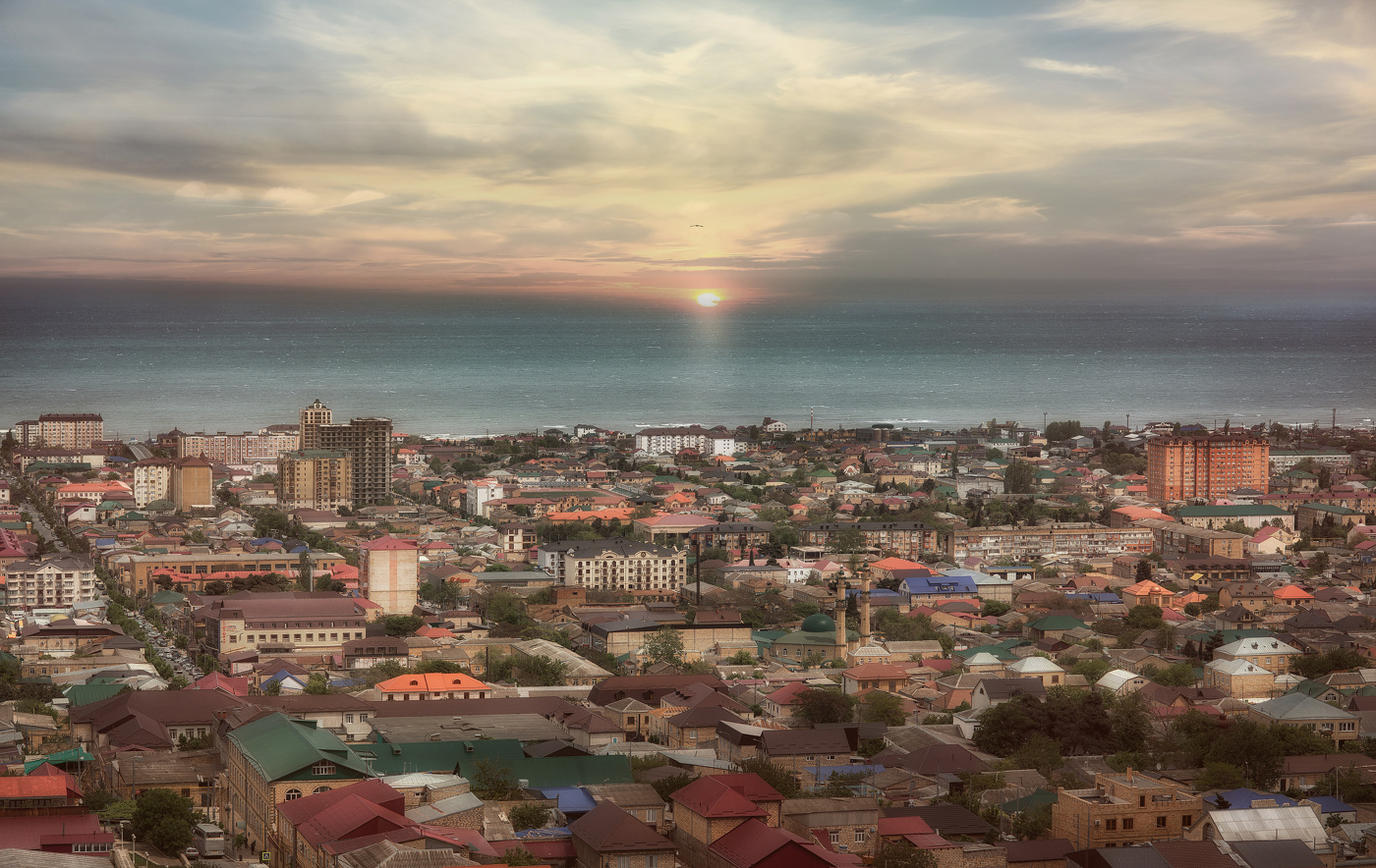 Дербент - город на Каспии..