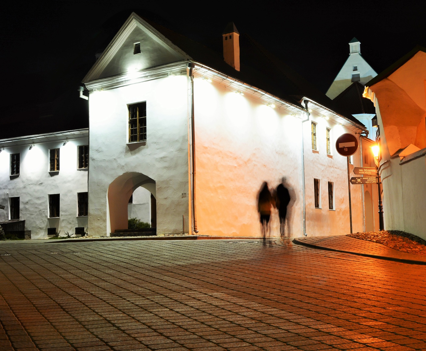 "На сцене ночь. Играть ей до утра ..."