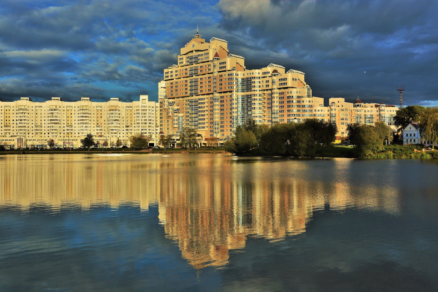 "В этом городе вечер, свинцовое низкое небо ..."