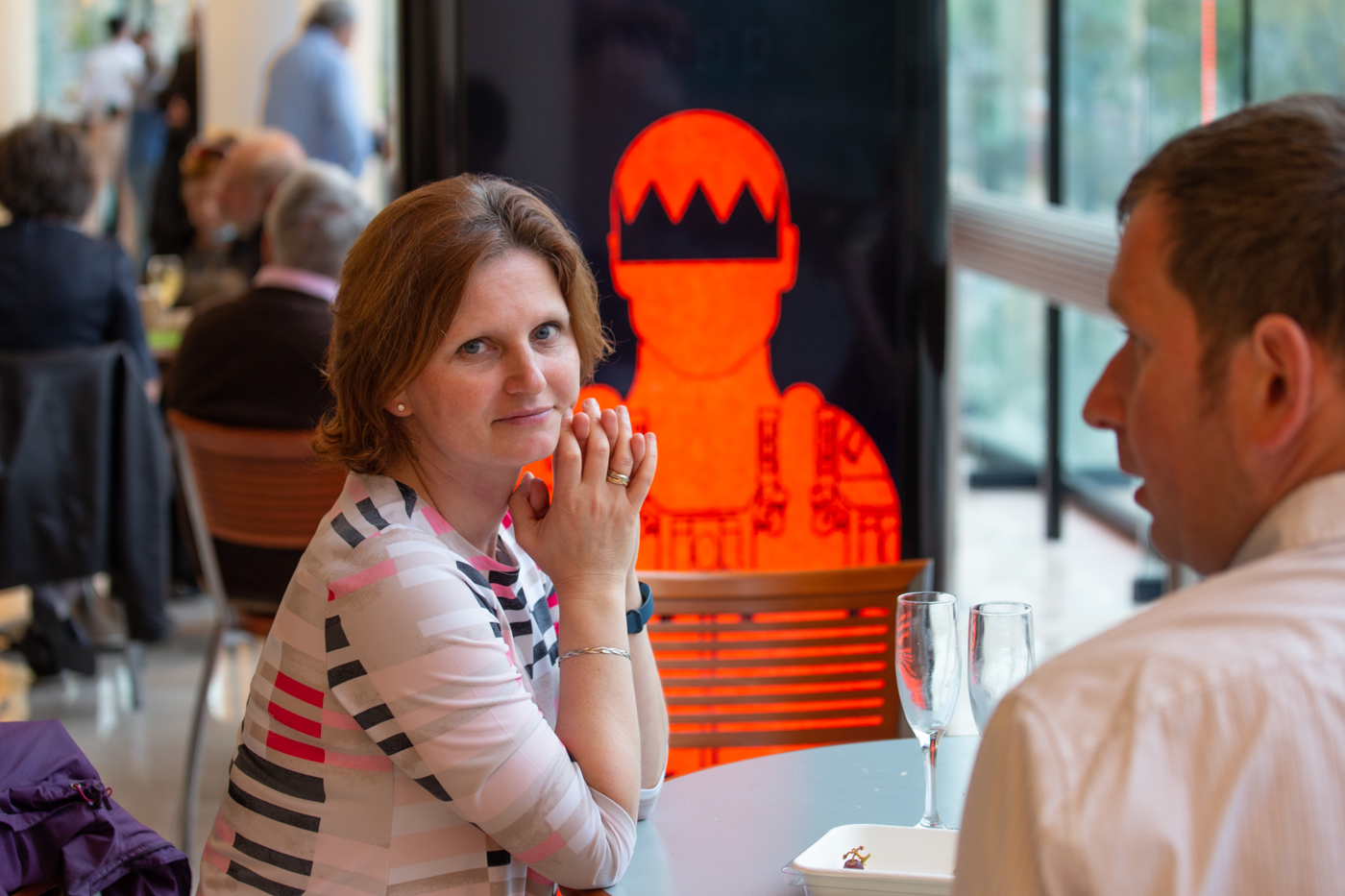 В антракте.