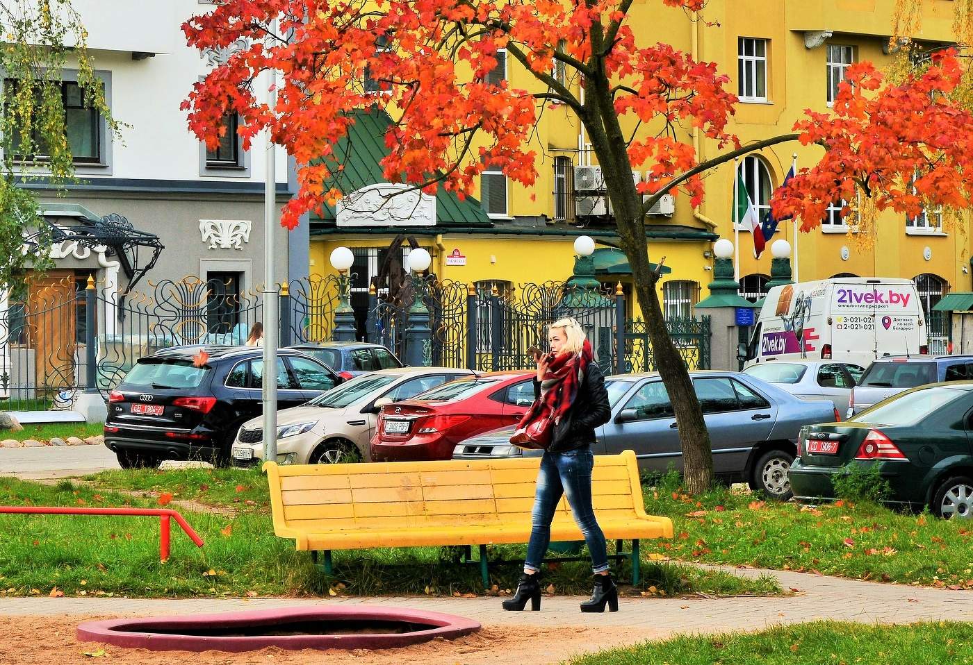 "Бабье лето, бабье лето, как прощальный поцелуй..."