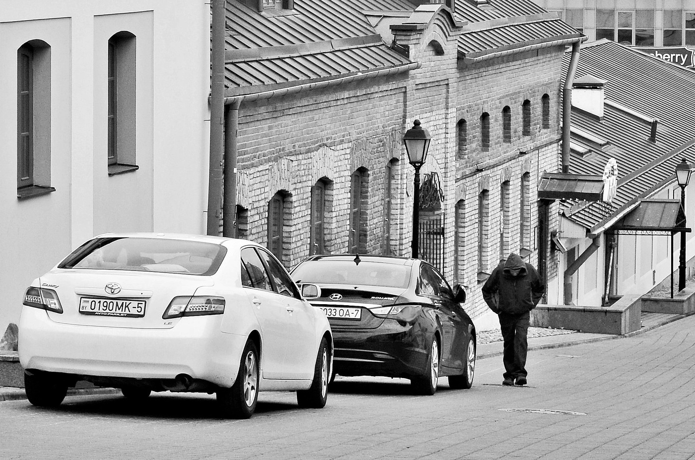 "Эта жизнь не моя... Я тут просто прохожий..."