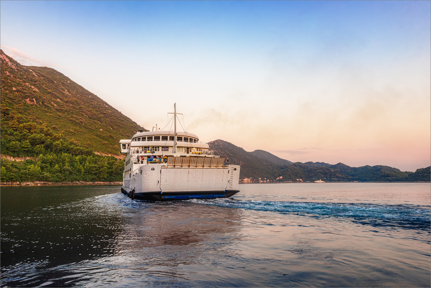 Утренний паром на материк