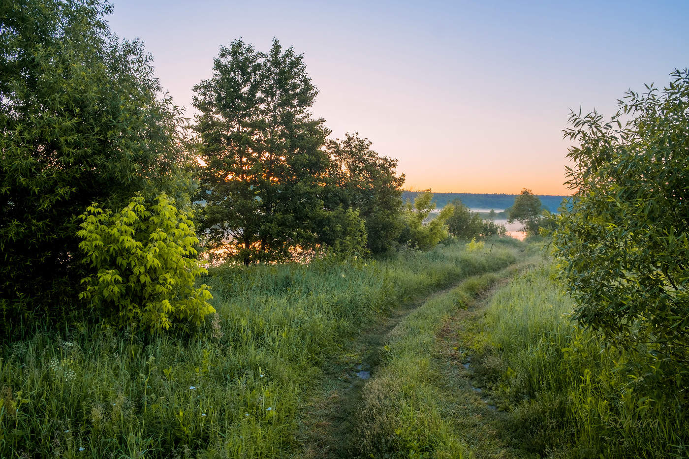 По дороге вдоль озера.