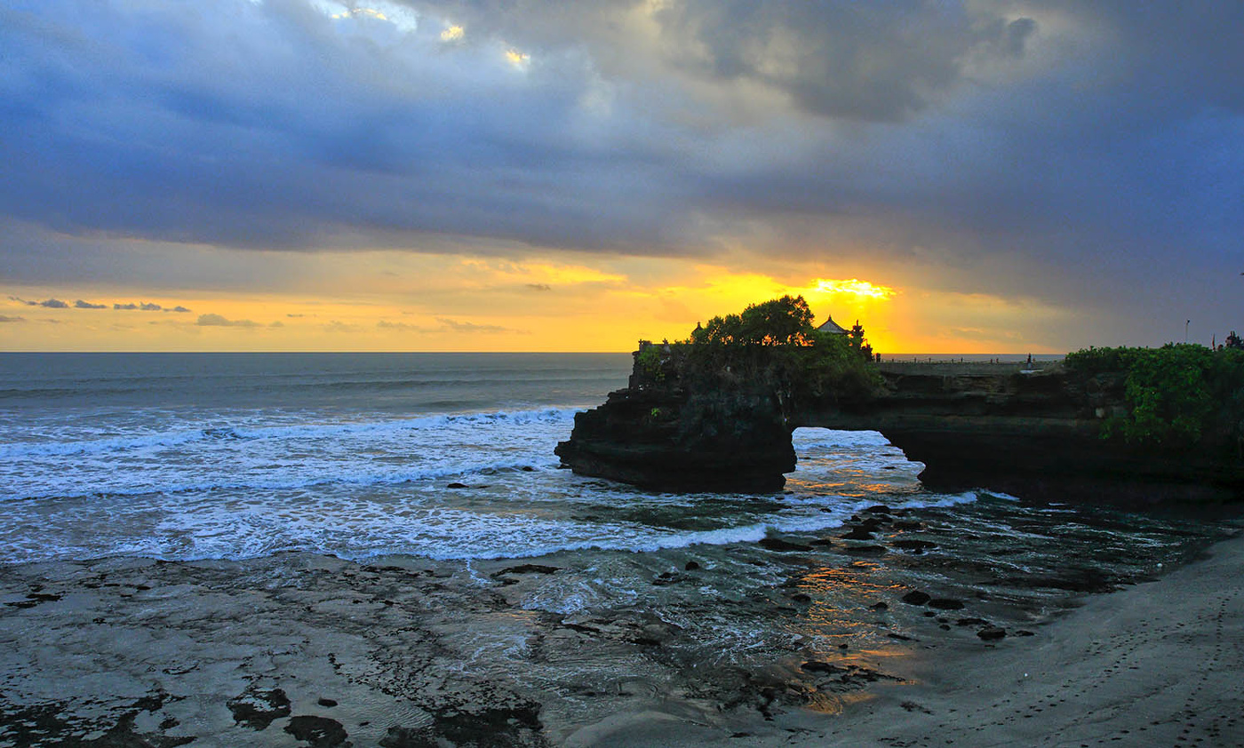 Закат у храма Танах-Лот