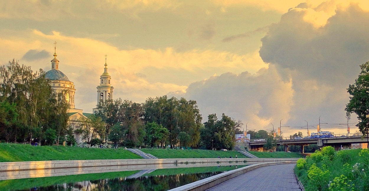 Вечером в городе перед грозой