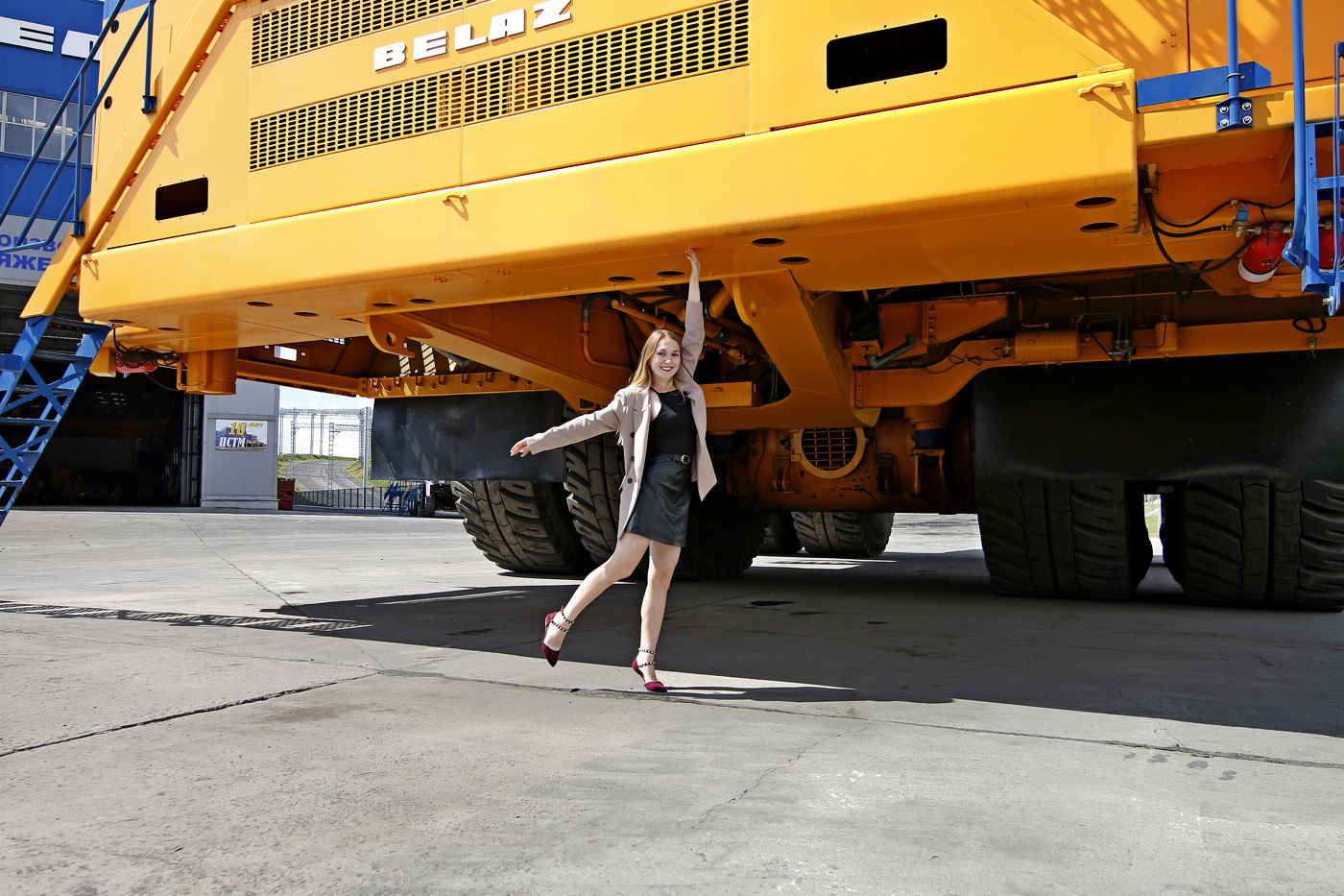 Увидеть и прикоснуться (потрогать).