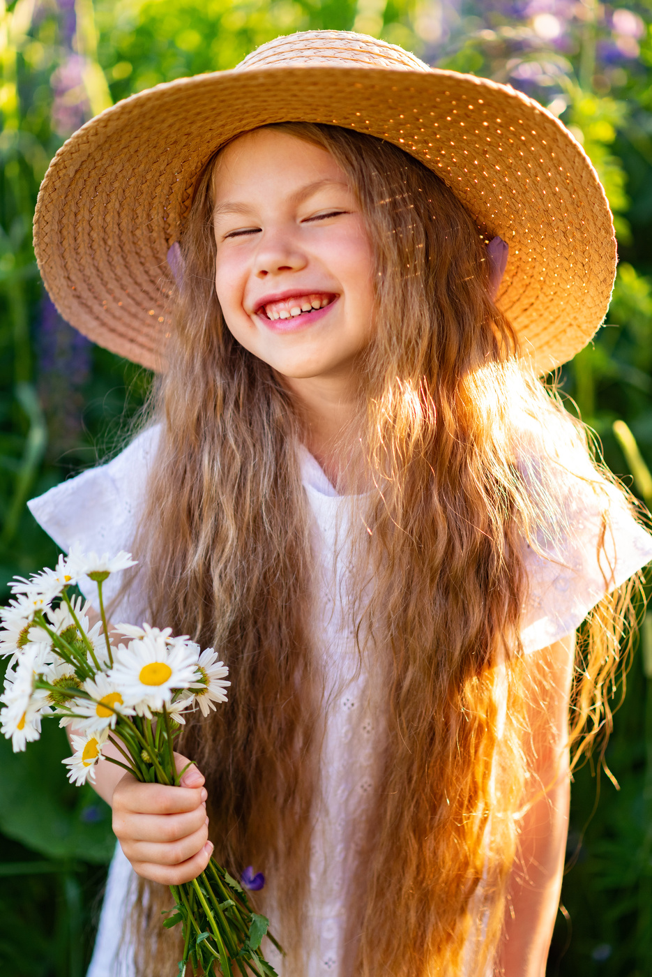 Полина с букетом ромашек