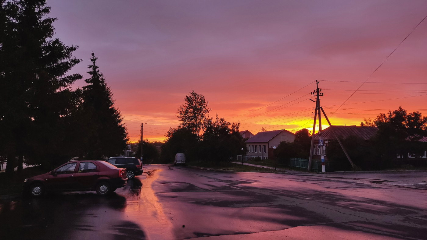 Закат полыхал янтарною зарницей.