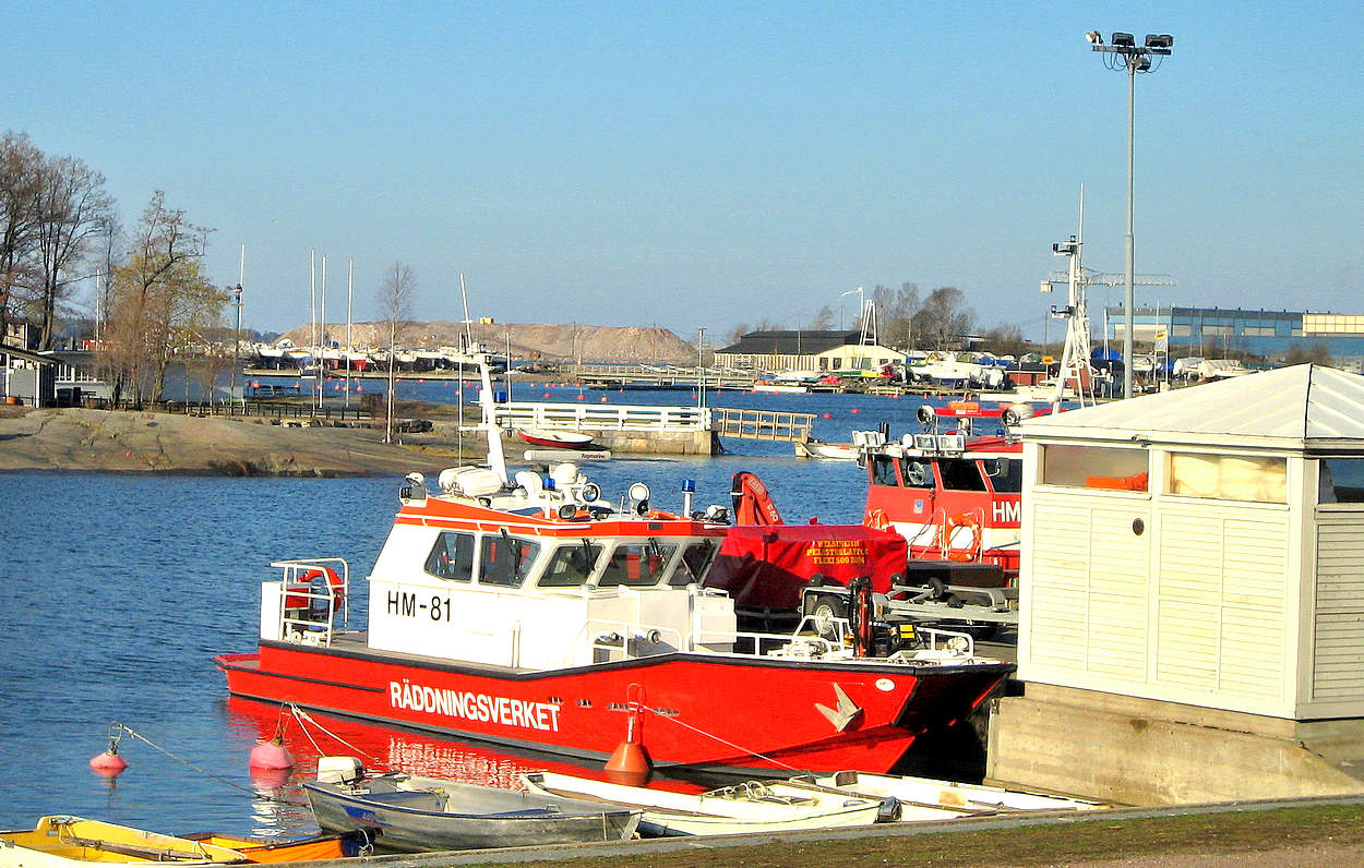 Маленькая гавань для катеров на побережье моря