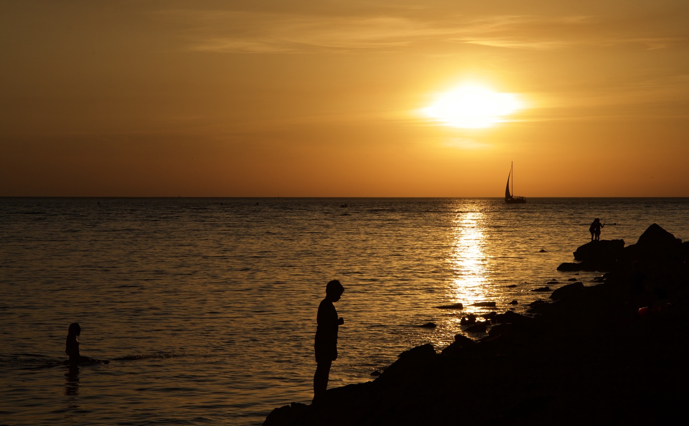 Русалка , мальчик , море и закат ..
