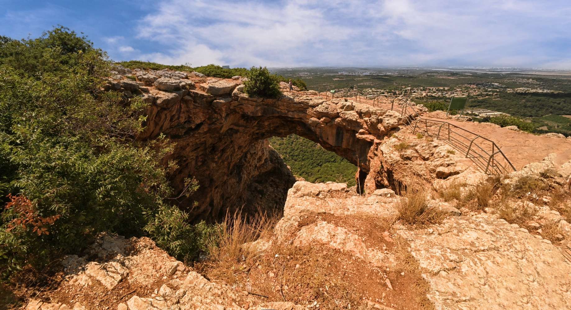 Радужная пещера