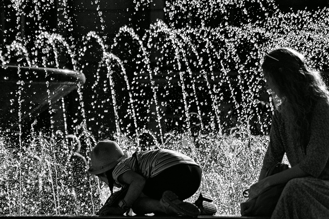 *У фонтана.**