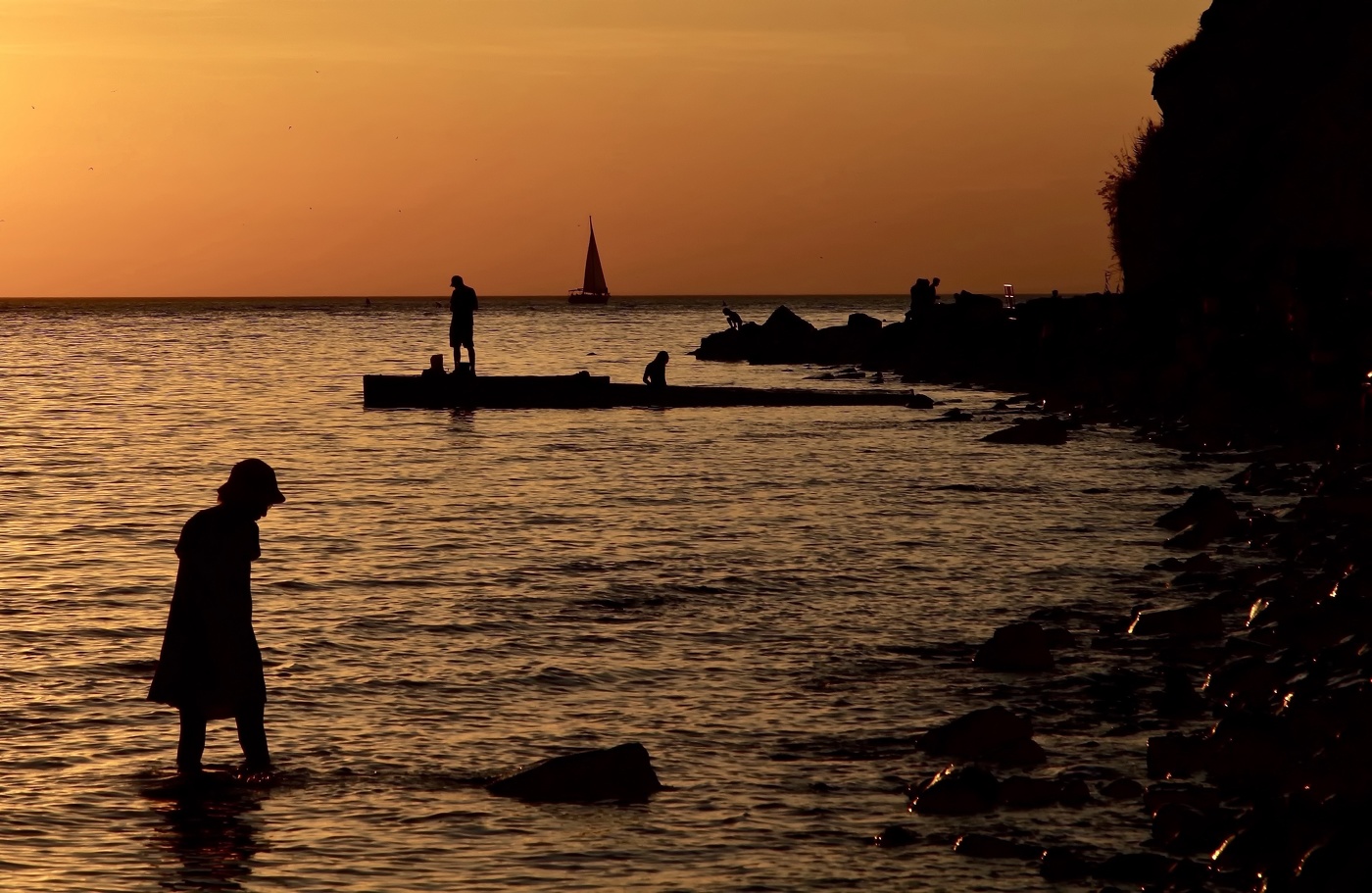 Девочка собирающая ракушки или 5 минут до захода Солнца