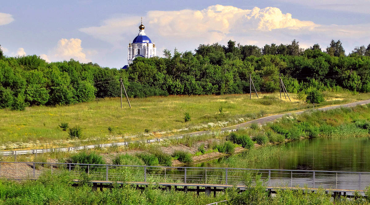 На склоне холма, над долиной реки Ока