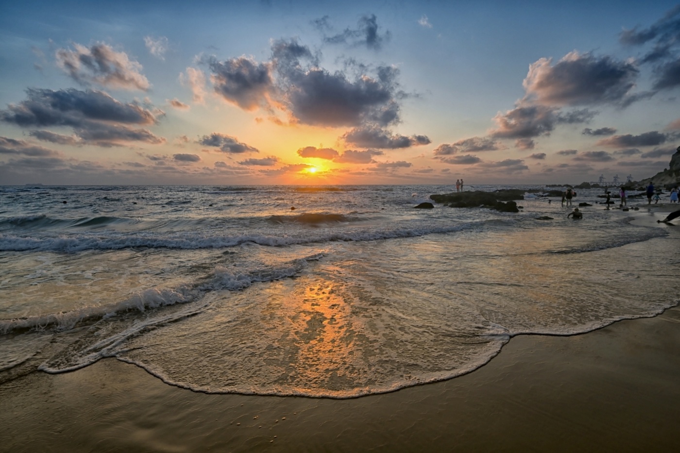 Пенный шелест волн безбрежных