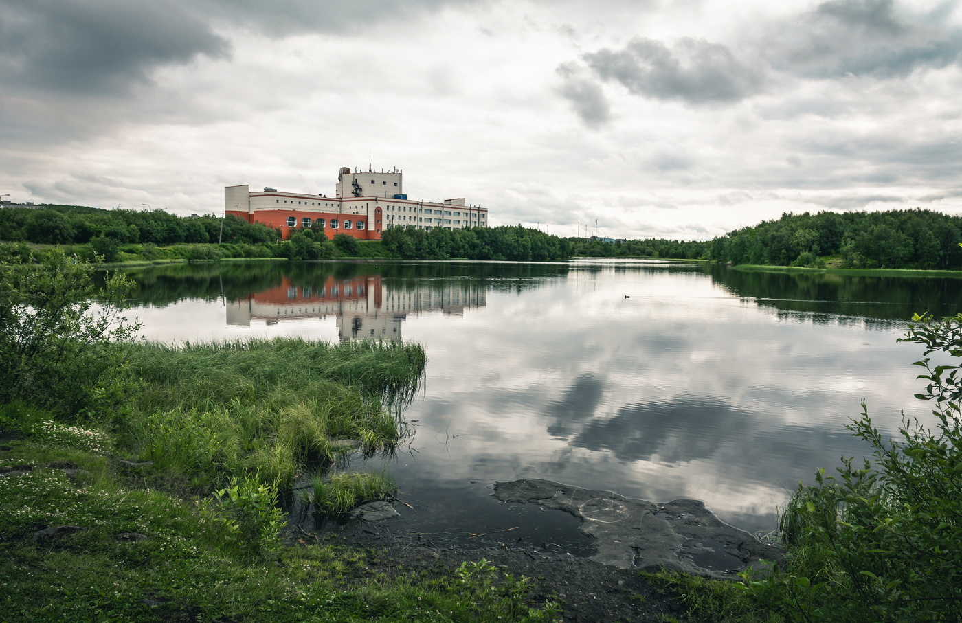 хмурится небо