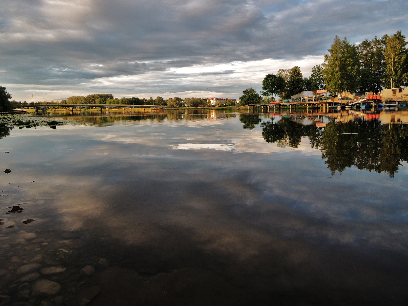 отползает туча