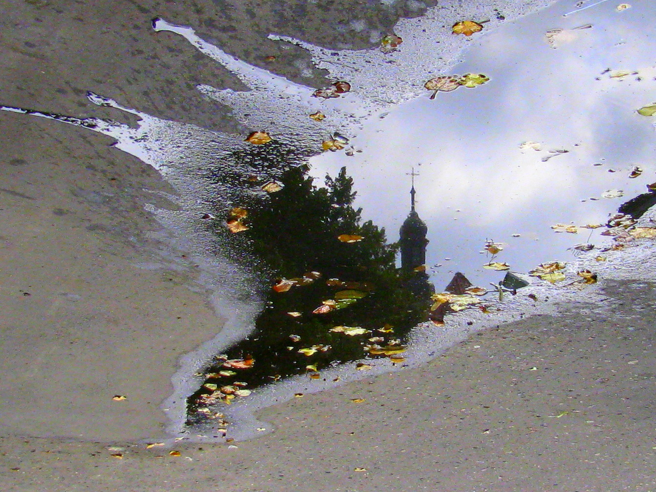 "Я сразу смазал карту будня плеснувши воду из стакана"...