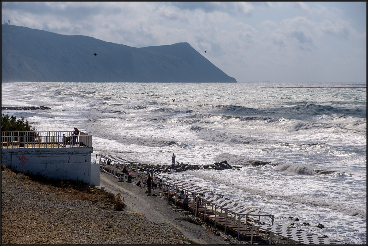 Погода штормовая, купание запрещено.