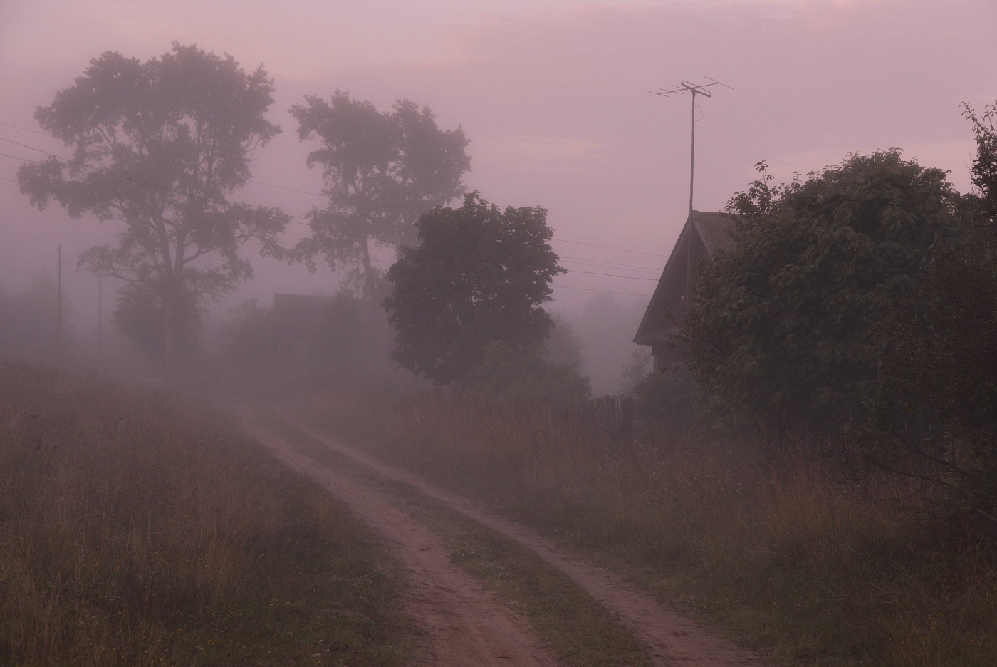 "Раннее утро ... Восток уже зарозовел ..."