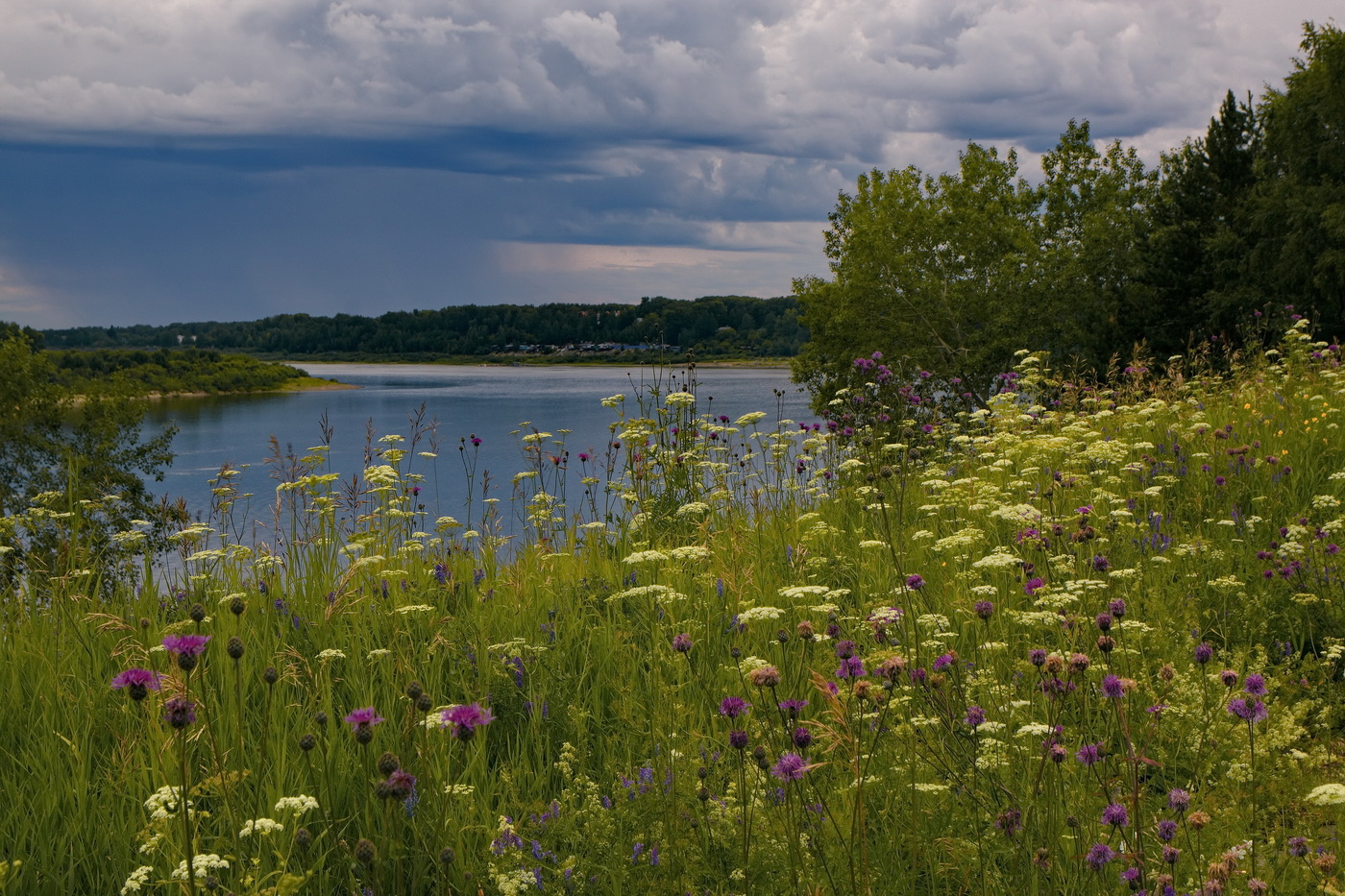 *Пасмурно.**