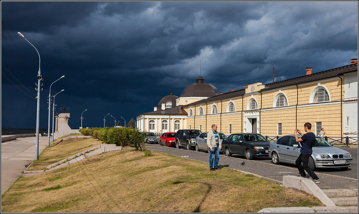 На фоне туч.