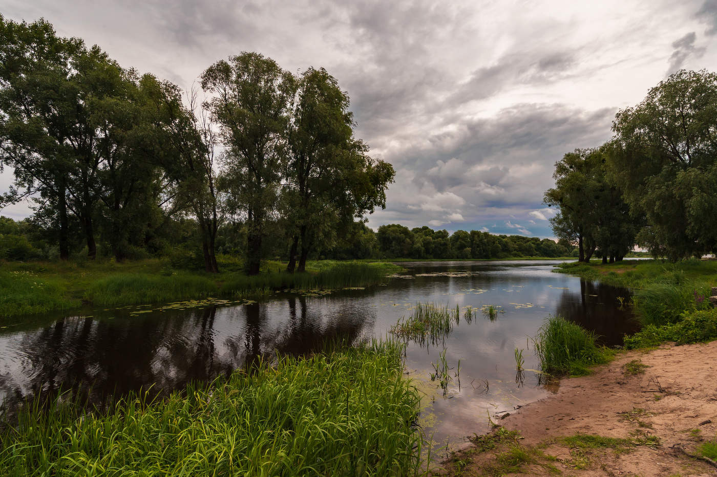 пасмурно и дождливо....