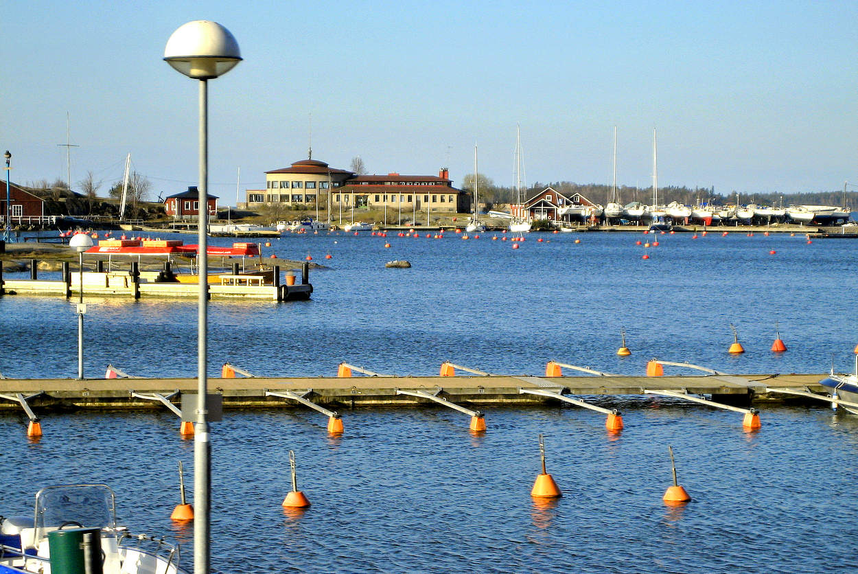 Пристань для лодок на морском побережье