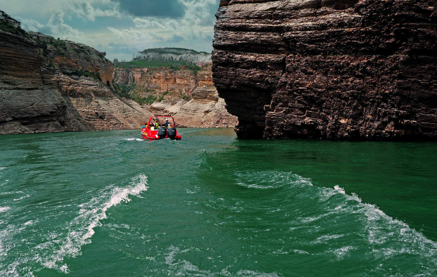 На Чиркейском водохранилище.