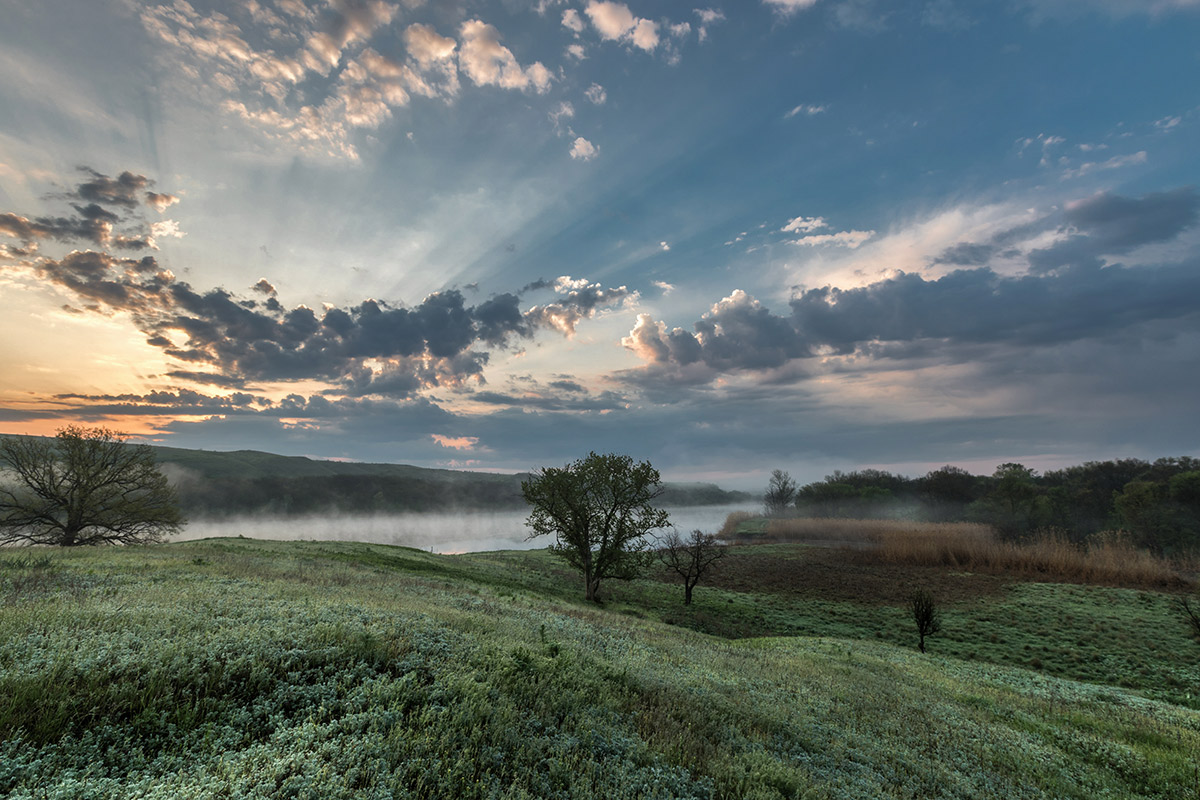 Пар над рассветной рекой