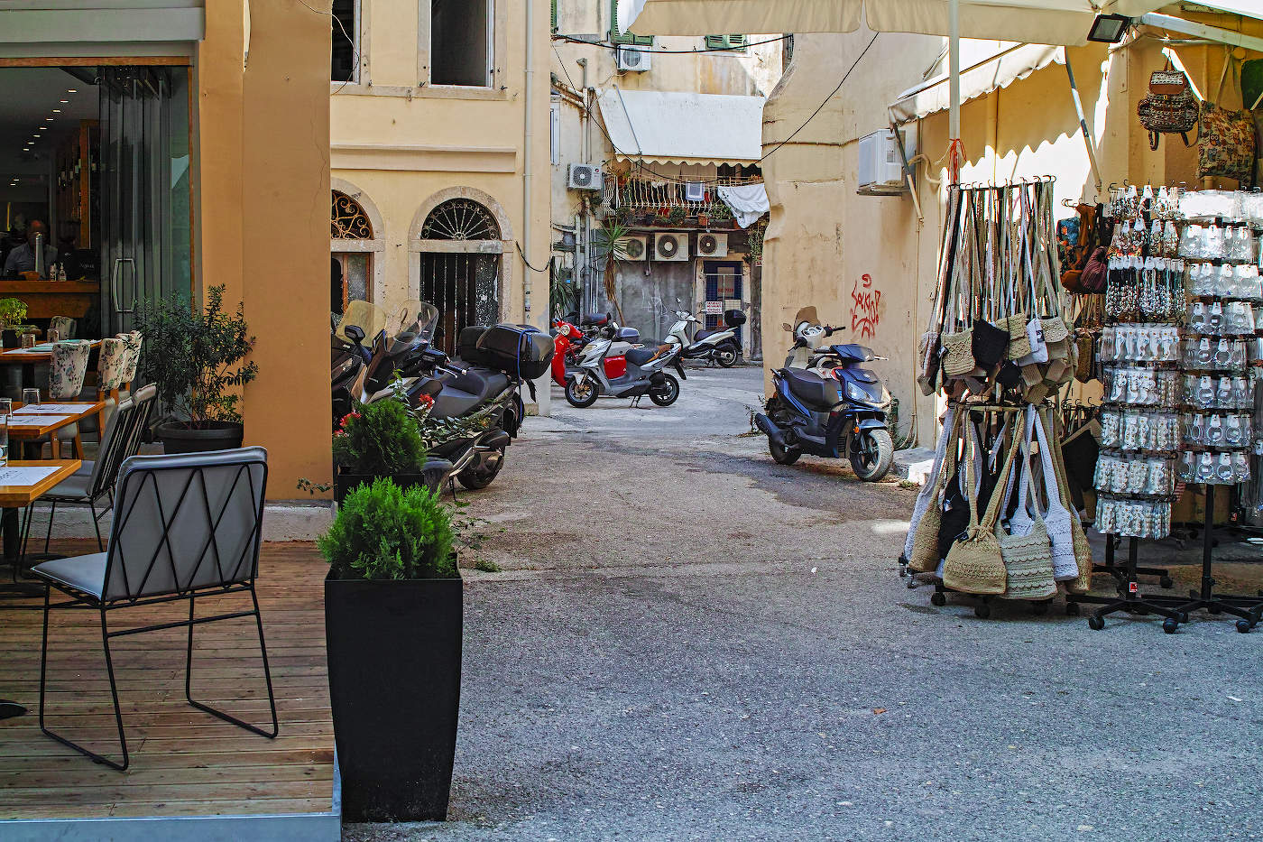 Кафе. Стоянка. Магазин.