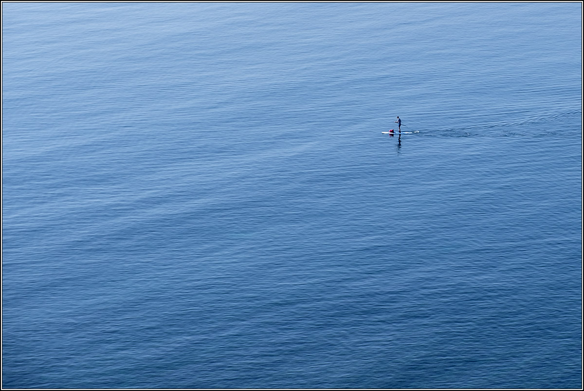 По глади морской.