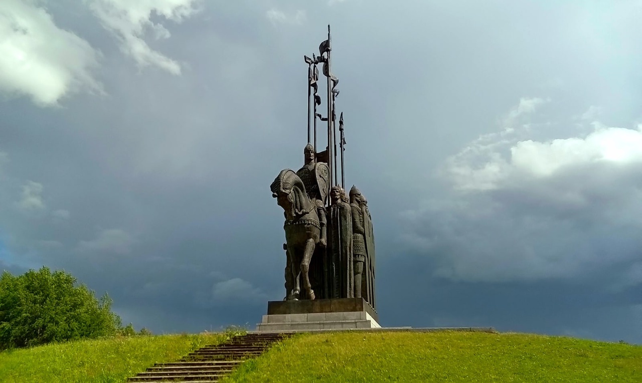 Опять сгущаются тучи над Русью )