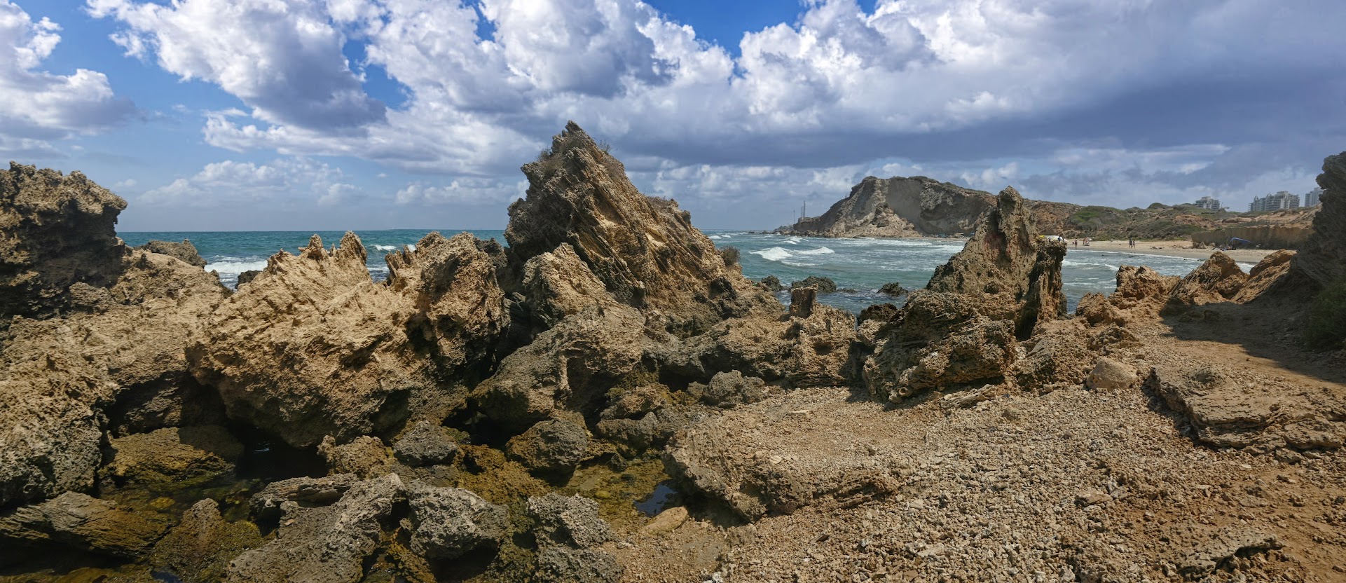 Каменистый берег