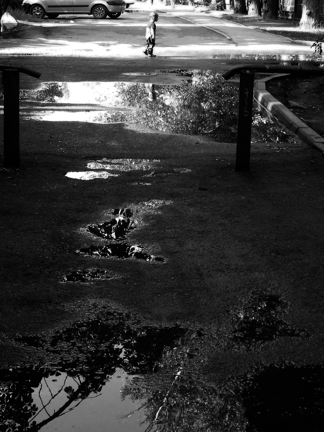 маленький человек и большая лужа