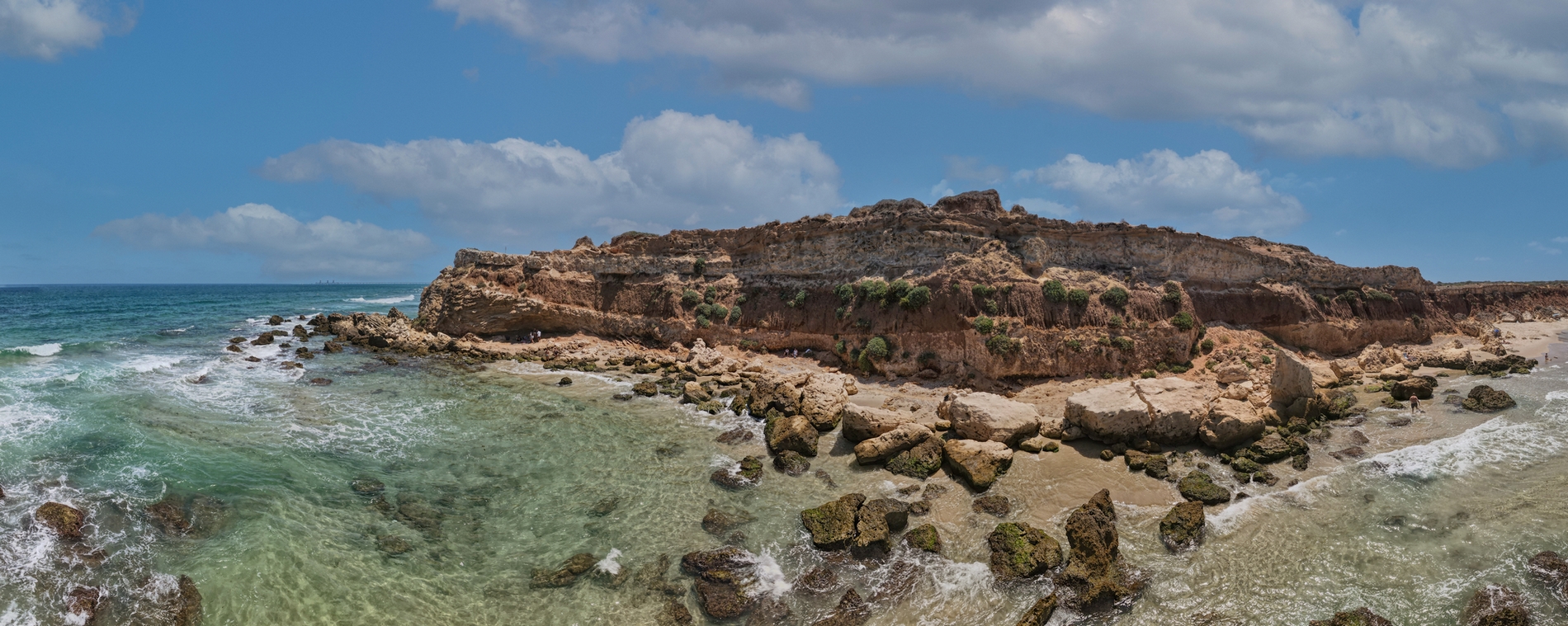 Каменистый берег