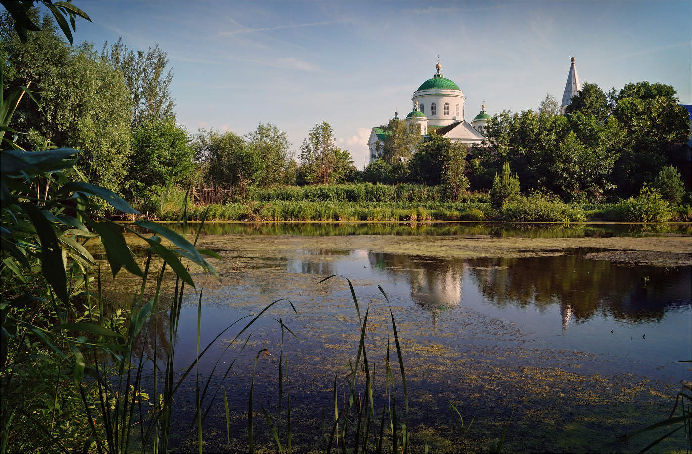 У сельского пруда