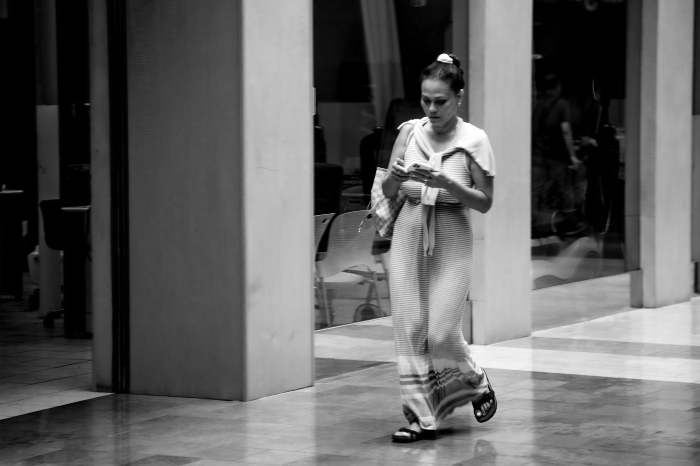 Плывущей походкой....