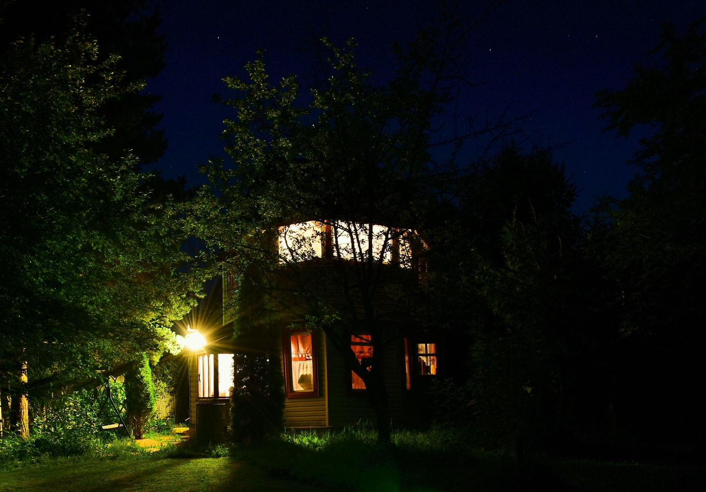 Ночь. Тихо. Вдруг на даче пианиста запела скрипка...