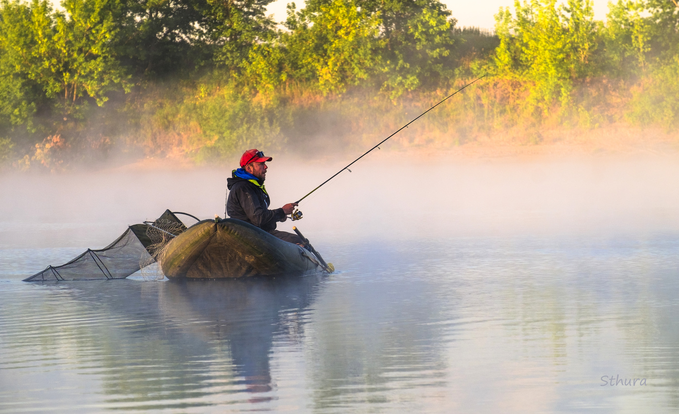 Рыбак на лодке.