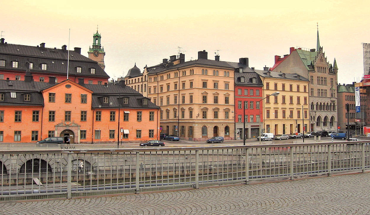 По набережной Стокгольма вдоль канала