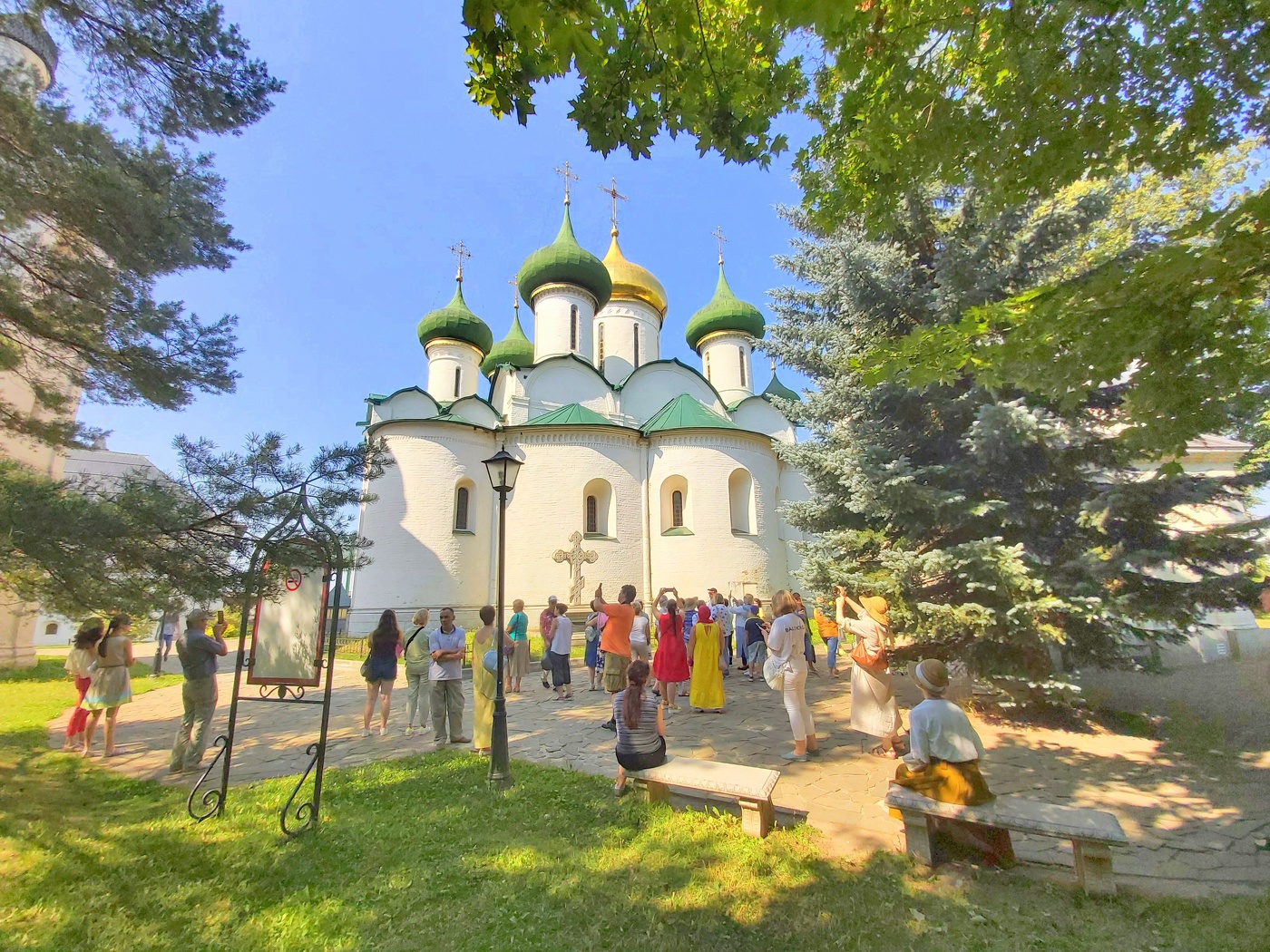 Жаркий полдень в Суздале.